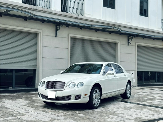 Chiếc Bentley Flying Spur hơn 1,4 tỷ này sẽ khiến người dùng 'chịu chơi' cân nhắc thay vì mua Camry hybrid- Ảnh 1.