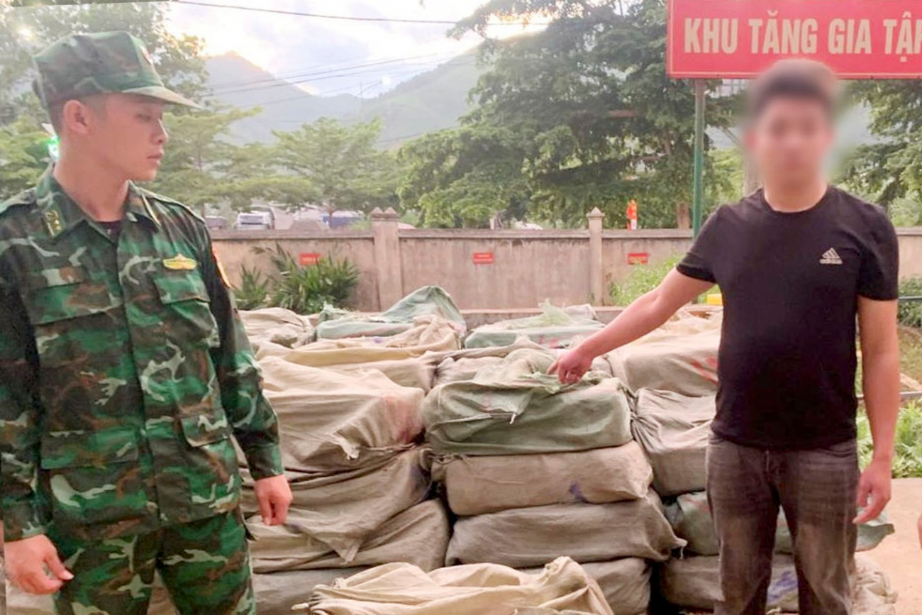 P.S.S. (phải) và tang vật (Ảnh: Xuân Hùng).