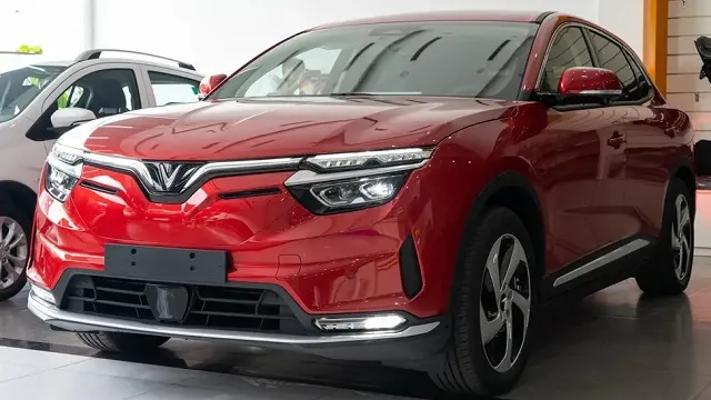 Cận cảnh VinFast VF 8 phiên bản thương mại đầu tiên tại Hà Nội