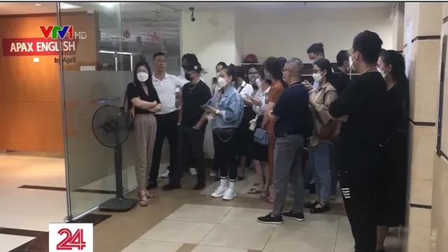 Hàng trăm phụ huynh đi đòi lại tiền học phí tiếng Anh