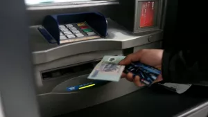 Thẻ ATM rút được bao nhiêu tiền một ngày?