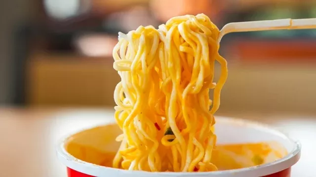 Có nên ăn sáng bằng mỳ tôm?