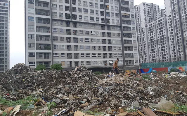 Dân chung cư chung sống với những bãi rác tự phát