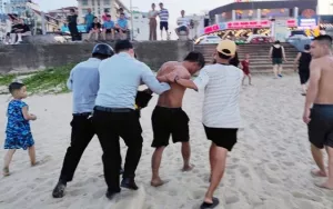 'Biệt đội' bắt trộm ở bãi biển