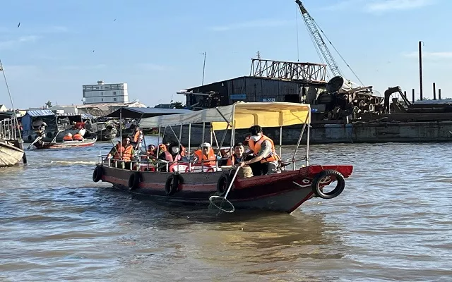  TP Cần Thơ: Nhiều bạn trẻ tham gia vớt rác ở chợ nổi Cái Răng