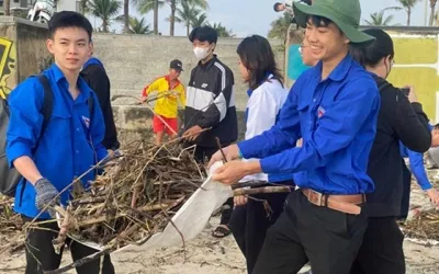 2.000 thanh niên Đà Nẵng dọn rác bãi biển sau đợt mưa lớn
