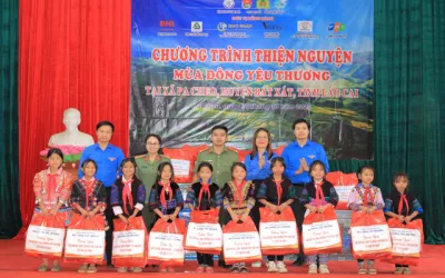 Đoàn Thanh niên Bộ Khoa học và Công nghệ trao tặng nhiều phần quà ý nghĩa cho các em học sinh xã nghèo ở Lào Cai