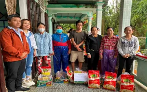 Trao quà cho người dân bị ảnh hưởng mưa lũ tại thành phố Huế