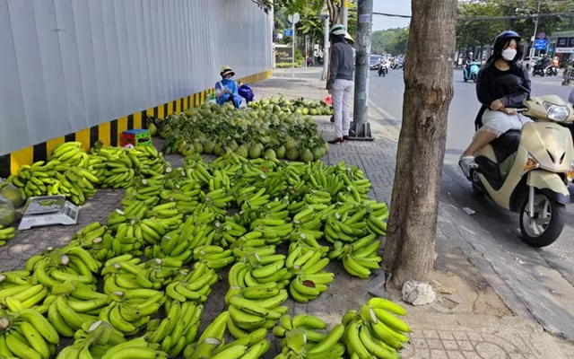 Chuối xuất khẩu lại dội chợ, đổ ra lề đường