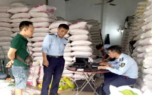 Hà Nội: Phát hiện loạt cơ sở kinh doanh gạo 'nhái' thương hiệu