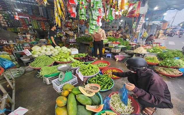 Nguyên nhân công nhân ưu tiên đi chợ cóc hơn chợ truyền thống