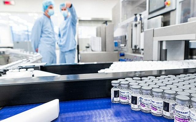 AstraZeneca thừa nhận vaccine COVID-19 có thể gây cục đông máu, nguy cơ tử vong