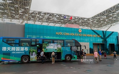 Đoàn khách đầu tiên sang du lịch Quảng Ninh bằng chuyến xe xuyên biên giới