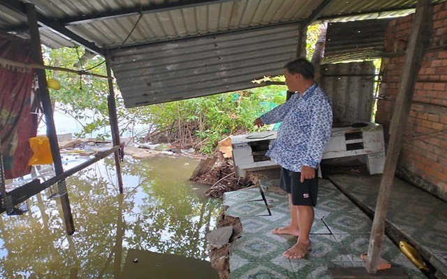 Hàng chục căn nhà sạt lở do nạo vét kênh