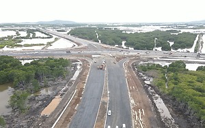 Dầm mưa, trắng đêm thi công đường Vũng Tàu - Bình Thuận