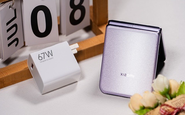 Cận cảnh Xiaomi MIX Flip: Thiết kế cực đẹp, màn hình phụ xịn nhất thế giới, pin cũng lớn nhất, giá rẻ hơn Galaxy Z Flip6