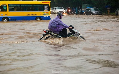 Làm gì khi xe máy bị ngập nước, chết máy vào mùa mưa?