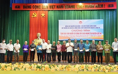 Bộ trưởng Bộ KH&ĐT Nguyễn Chí Dũng tặng quà gia đình chính sách ở Hà Tĩnh
