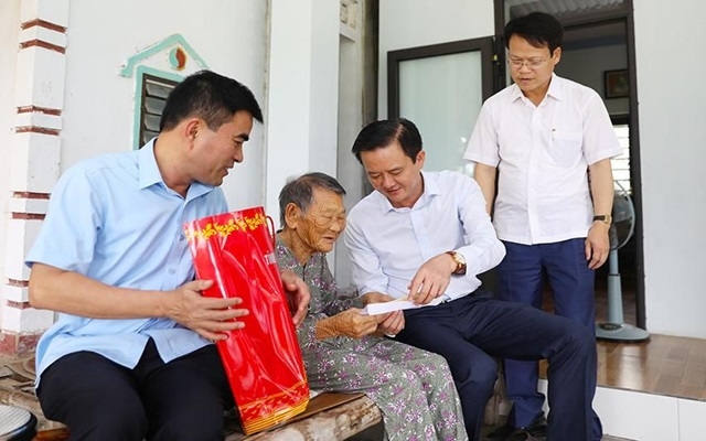 Lãnh đạo tỉnh thăm hỏi, tặng quà người có công ở các địa phương