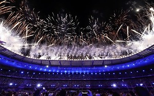 Lễ bế mạc Olympic 2024: Hành trình xuyên không gian - thời gian mãn nhãn và cái kết nghẹt thở như phim hành động Hollywood