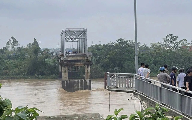 Sập cầu Phong Châu: 10 ô tô, 2 xe máy và 13 người rơi xuống sông