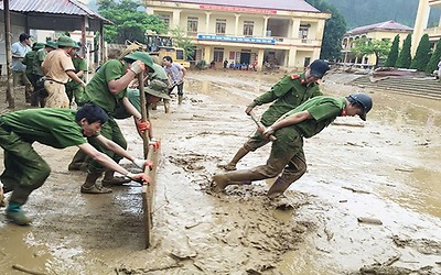 Công an, quân đội gồng mình giúp dân trong bão lũ