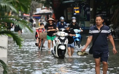 Nhiều tuyến phố Hà Nội ngập sâu sau mưa lớn lúc sáng sớm, giao thông ùn tắc