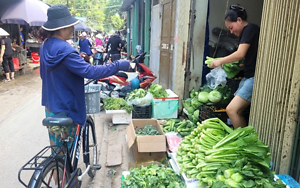 Người tiêu dùng ở Hà Nội ngóng ngày hết 