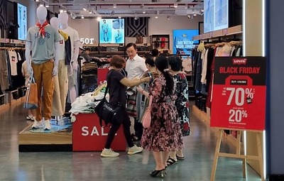 Các thương hiệu lớn đua giảm giá trước Black Friday