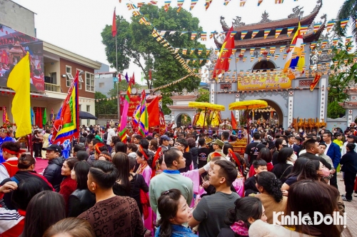 Hà Nội: Hàng nghìn người chiêm ngưỡng màn “kiệu bay” tại lễ hội làng Phú Đô