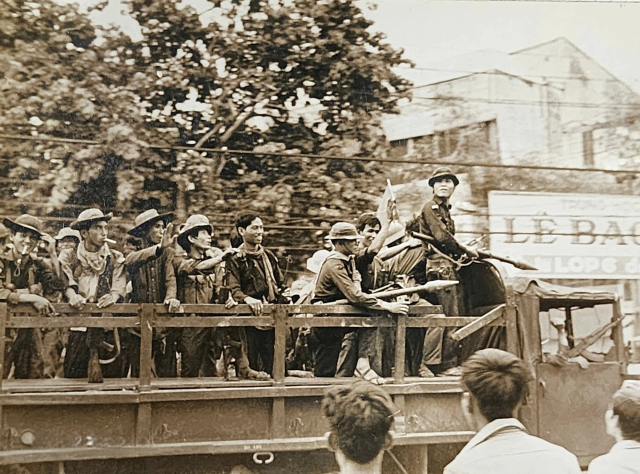 Đường phố Sài Gòn ngày 30/4/1975 qua ống kính người dân