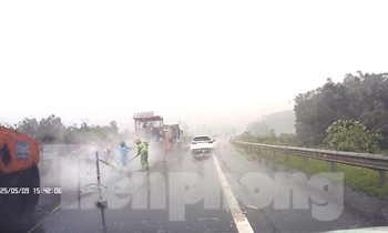 Bất chấp mưa to, đơn vị thi công vẫn thảm mặt đường cao tốc Nội Bài - Lào Cai