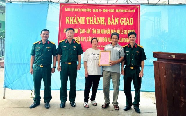Lan tỏa nghĩa tình quân - dân: Bàn giao nhà cho gia đình tân binh khó khăn ở Đơn Dương