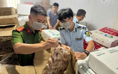 Phát hiện hơn 3,9 tấn thực phẩm không rõ nguồn gốc tại một công ty ở Quảng Bình