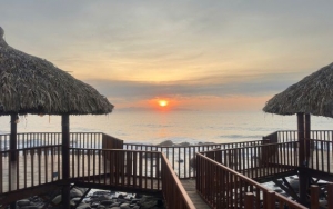 Cây cầu gỗ ven biển Thanh Hoá gây sốt nhờ góc ngắm hoàng hôn đẹp như ở Phú Quốc