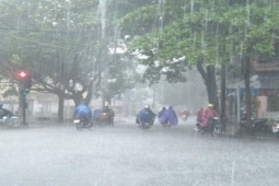 Sáng nay Hà Nội mưa dông có thể kèm theo lốc xoáy, nguy hiểm khi di chuyển ngoài trời