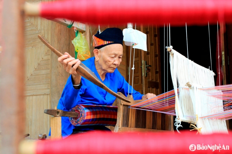 Những nghệ nhân góp phần đưa dệt thổ cẩm của người Thái Nghệ An thành di sản quốc gia