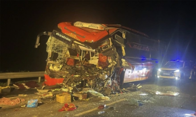 Xe khách tông container trên cao tốc, hai người tử vong