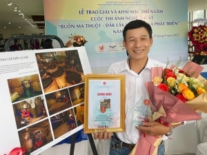 Người đưa hình ảnh buôn làng ra thế giới