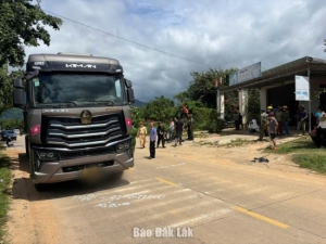 Xe đầu kéo tông xe đạp điện: 4 trẻ em thương vong