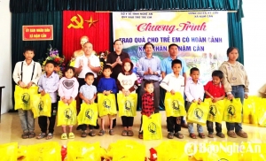 Trao 200 suất quà cho trẻ em có hoàn cảnh đặc biệt khó khăn tại huyện Kỳ Sơn