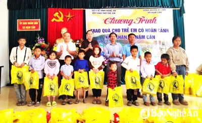 Trao 200 suất quà cho trẻ em có hoàn cảnh đặc biệt khó khăn tại huyện Kỳ Sơn