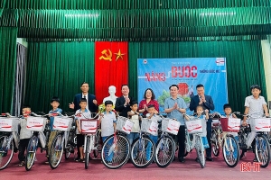 Trao tặng xe đạp cho trẻ em nghèo huyện Kỳ Anh