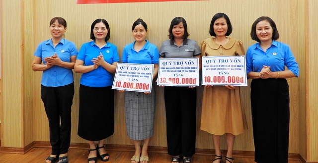 Trao 90 suất quà tặng công nhân, con công nhân lao động khó khăn