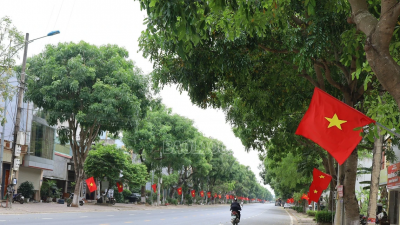 Treo cờ Đảng, cờ Tổ quốc, băng rôn khẩu hiệu nhân dịp chào mừng thành lập tỉnh Lào Cai