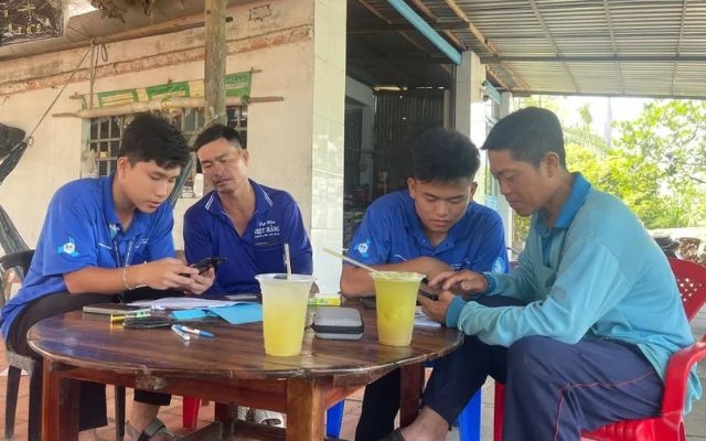 Chiến sĩ Mùa Hè Xanh tích cực hỗ trợ chuyển đổi số, đưa công nghệ đến người dân