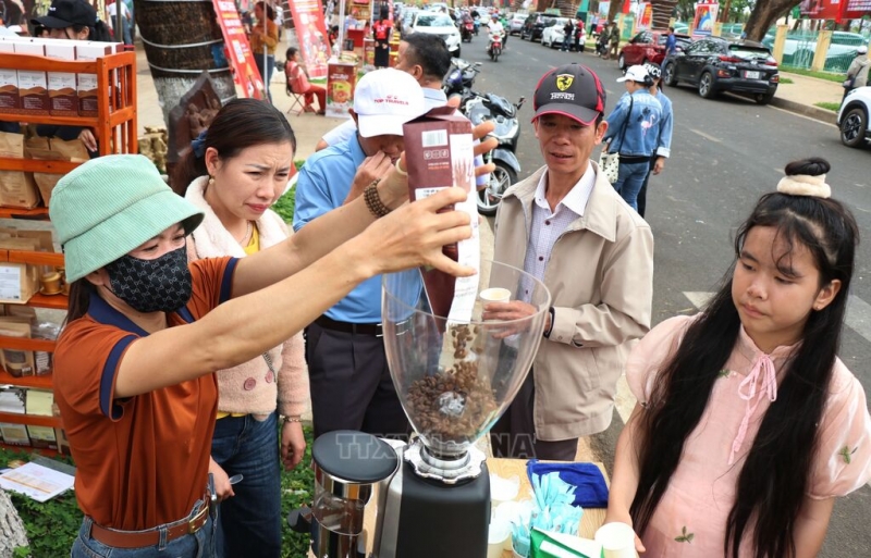 Ngành thương mại, dịch vụ tăng trưởng tích cực do nhu cầu tiêu dùng, du lịch cao