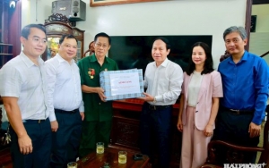 Bí thư Thành ủy Lê Tiến Châu thăm, tặng quà người có công tiêu biểu