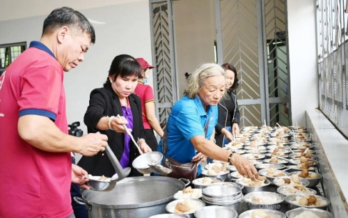 1 ngàn suất ăn thiện nguyện được trao cho các bệnh nhân tại Bệnh viện Tâm thần Trung ương 2