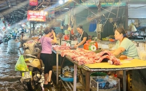 Siết chặt quản lý an toàn thực phẩm tại chợ Phùng Khoang